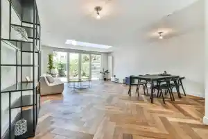Glad stucwerk van alle wanden en plafonds inclusief schilderwerk.jpg