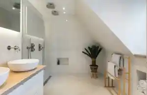 Luxe badkamer renovatie met inloopdouche en maatwerk.jpg
