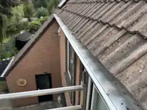 Duurzame zinken dakgoot renovatie voor jarenlange bescherming”.jpg