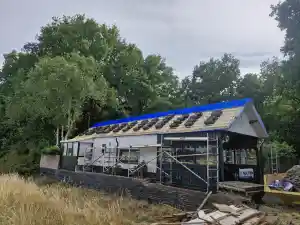 Pir isolatie 80 mm en nieuwe dakpannen OVH 206 blauw gesmoord. .jpg