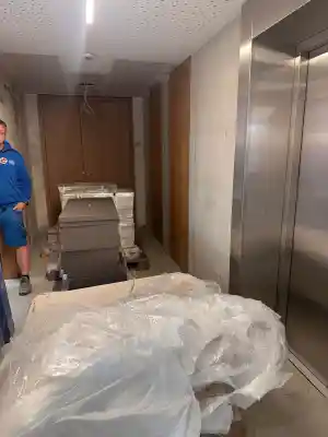 Unterstützung beim Entladen für eine Klinik.jpg