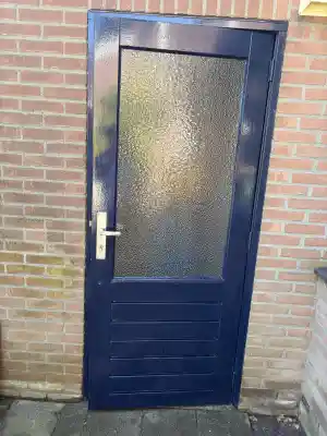 Renovatie buitendeur / Van Donkerblauw naar betongrijs.jpg