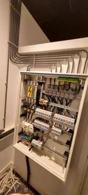 elektricien_dronten_Michielsen_bedrijfsdiensten_4.jpg