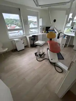 Tägliche Unterhalts- und Hygienereinigung einer Zahnarztpraxis.jpg