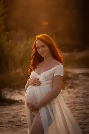 Zwangerschaps fotoshoot tijdens het golden hour Helmond omgeving.jpg