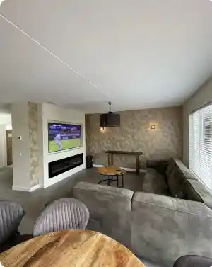 Woonkamerrenovatie – stucwerk, cinewall, behang- en schilderwerk.jpg