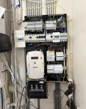 Thuisbatterij geplaatst en aangesloten..jpg