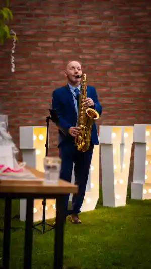 dj_osnabr%C3%BCck_DJ_&_Saxophonist_Jewgenij_Bröckel_Sax_DJ_Grooves_4.jpg