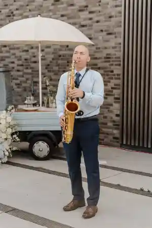 dj_osnabr%C3%BCck_DJ_&_Saxophonist_Jewgenij_Bröckel_Sax_DJ_Grooves_2.jpg