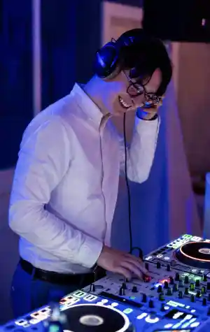 dj_barsb%C3%BCttel_DJ_Julik_4.jpg