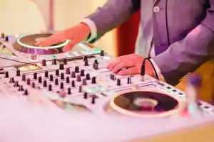 dj_barsb%C3%BCttel_DJ_Julik_3.jpg