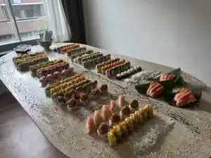 Sushi op tafel .jpg