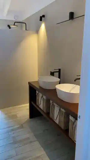Luxueuze badkamerrenovatie – béton ciré & maatwerk.jpg