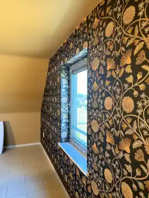 Motief behang in appartement.jpg