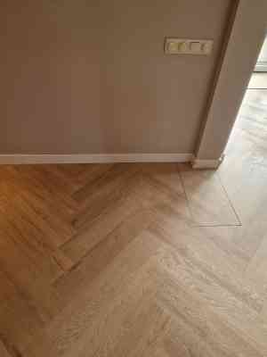 PVC visgraat vloer met MDF plinten.jpg