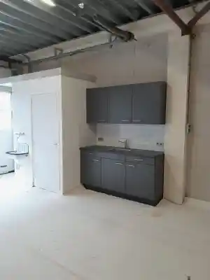 Realiseren van toilet en keukenblok in opslagruimte.jpg