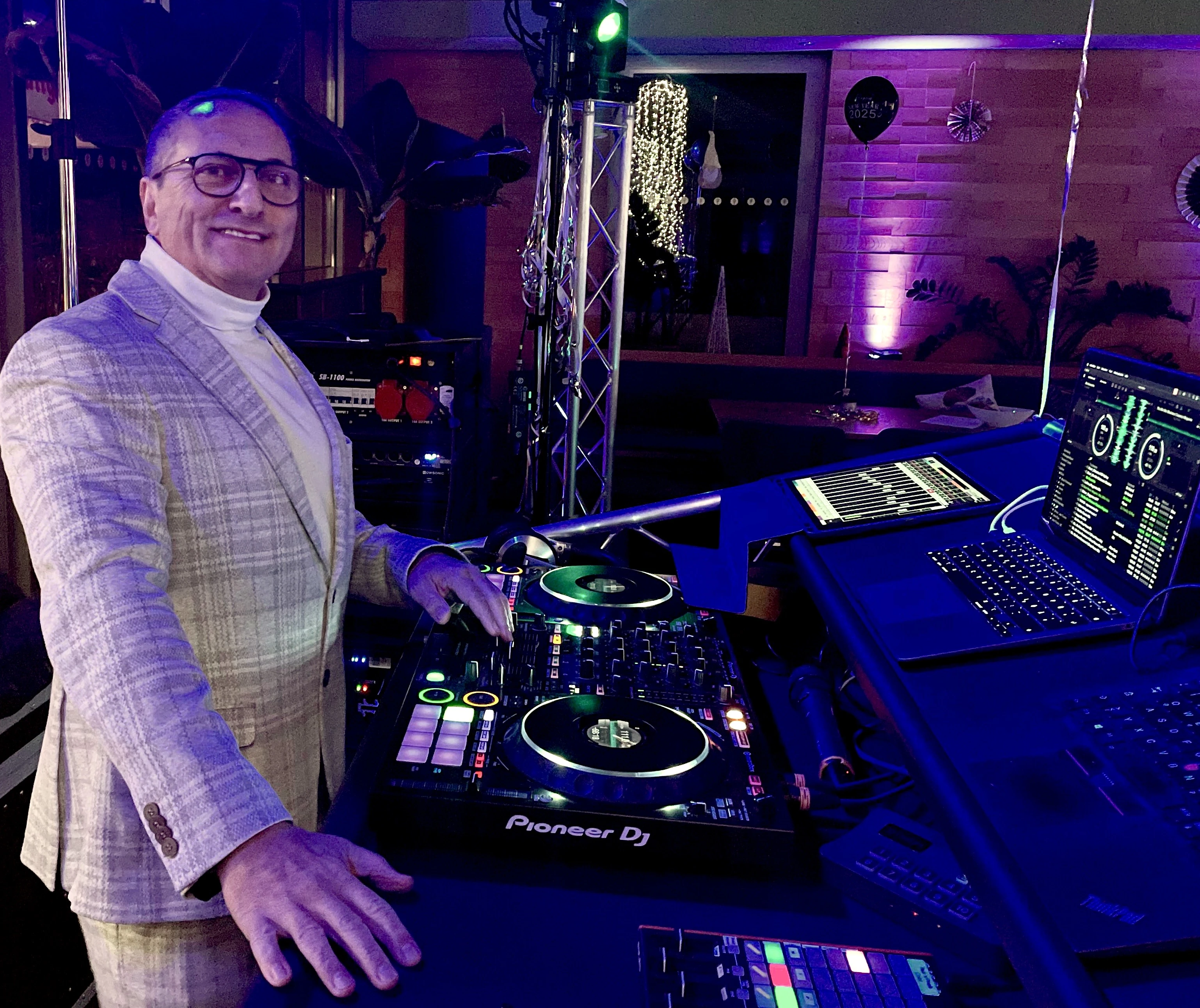 DJ Sela E Santana.jpg