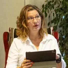 Cristina Cervantes - Terapeuta integrativa y Mentora. Online y presencial.jpg