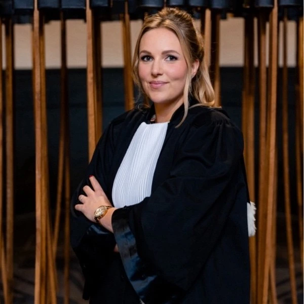 Julie Petersen Advocaat.jpg