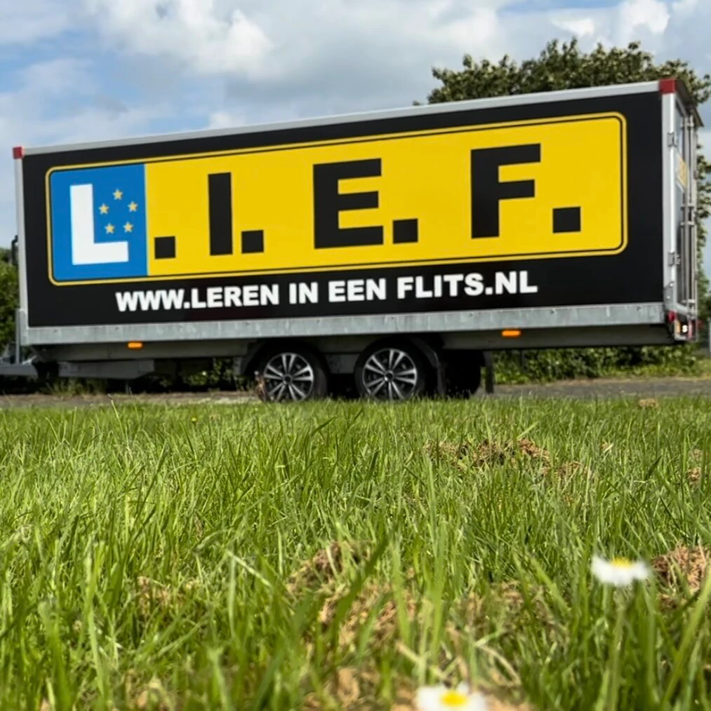 L.I.E.F. Leren in een flits (Verkeersschool (autorijschool) L.I.E.F. www.lerenineenflits.nl).jpg