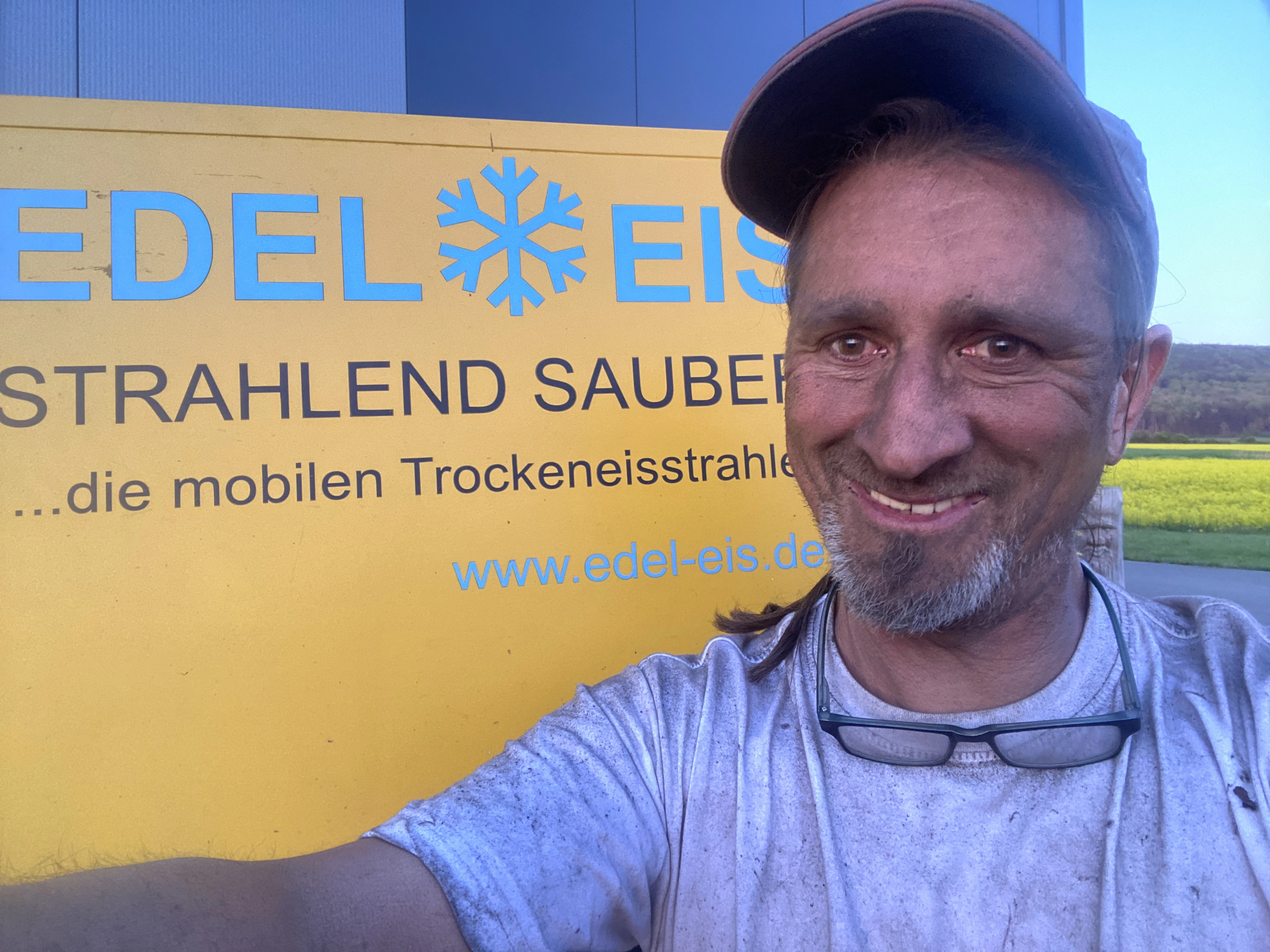 Edel Eis, die mobilen Trockeneisreiniger (Edel-Eis - die mobilen Trockeneisstrahler).jpg